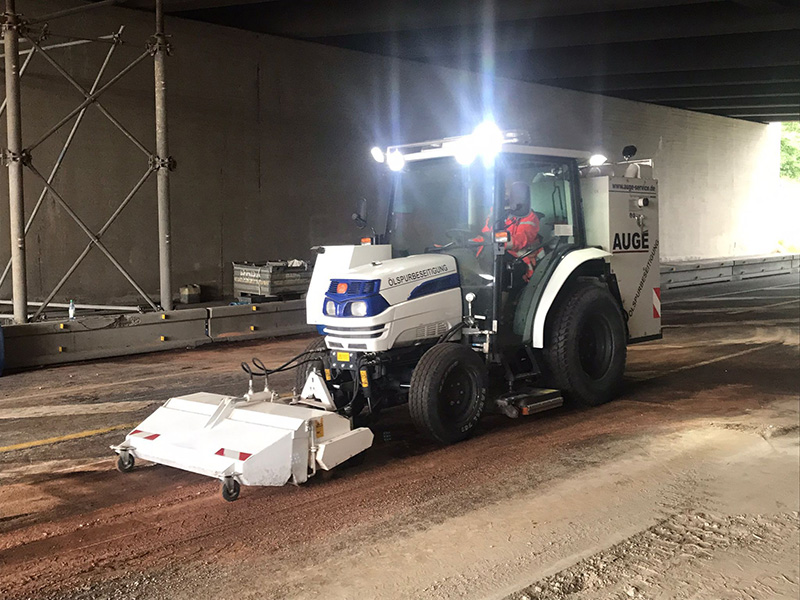 umweltservice fahrzeug für ölspurbeseitigung